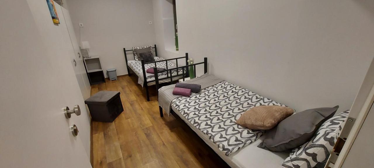 London Fog Apartment In The Party District Budapest Eksteriør billede