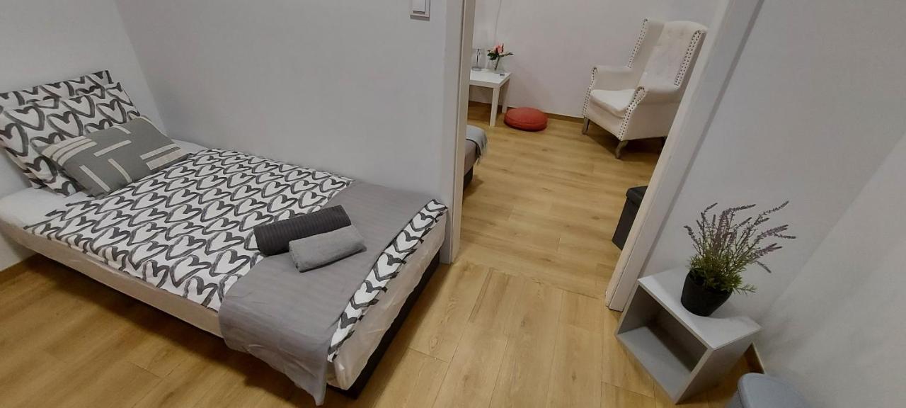 London Fog Apartment In The Party District Budapest Eksteriør billede